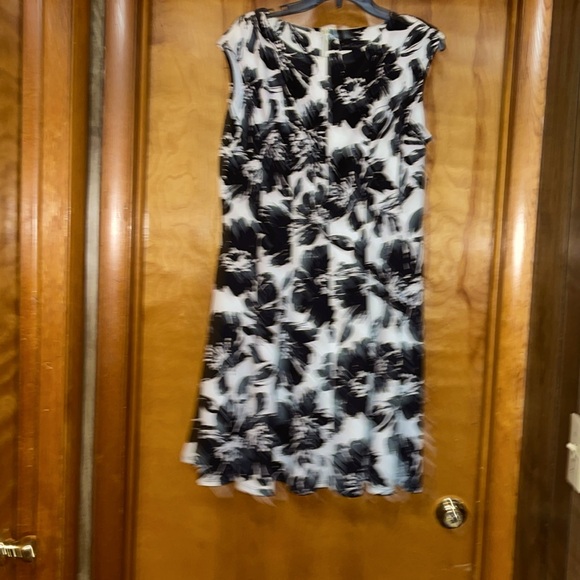 Zarr Collection. Size 14, Black and white floral - Picture 1 of 3